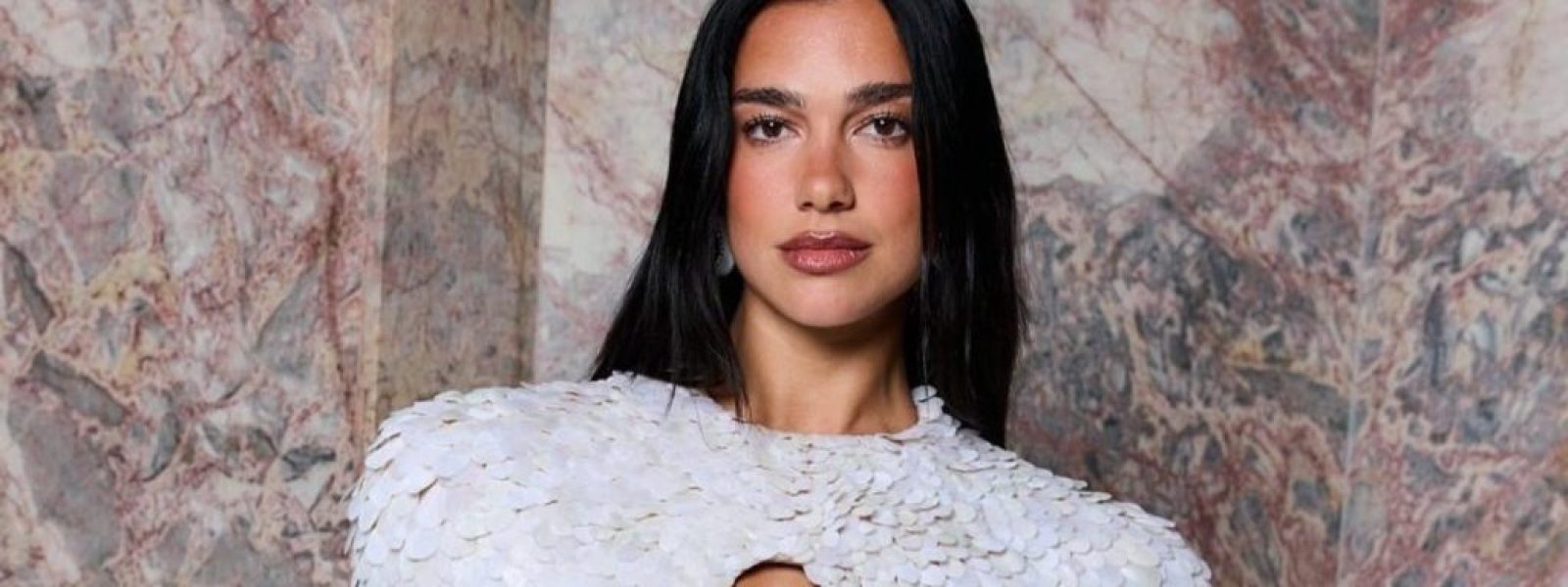 Dua Lipa: Έκανε το πιο cool γαλλικό για το φθινόπωρο