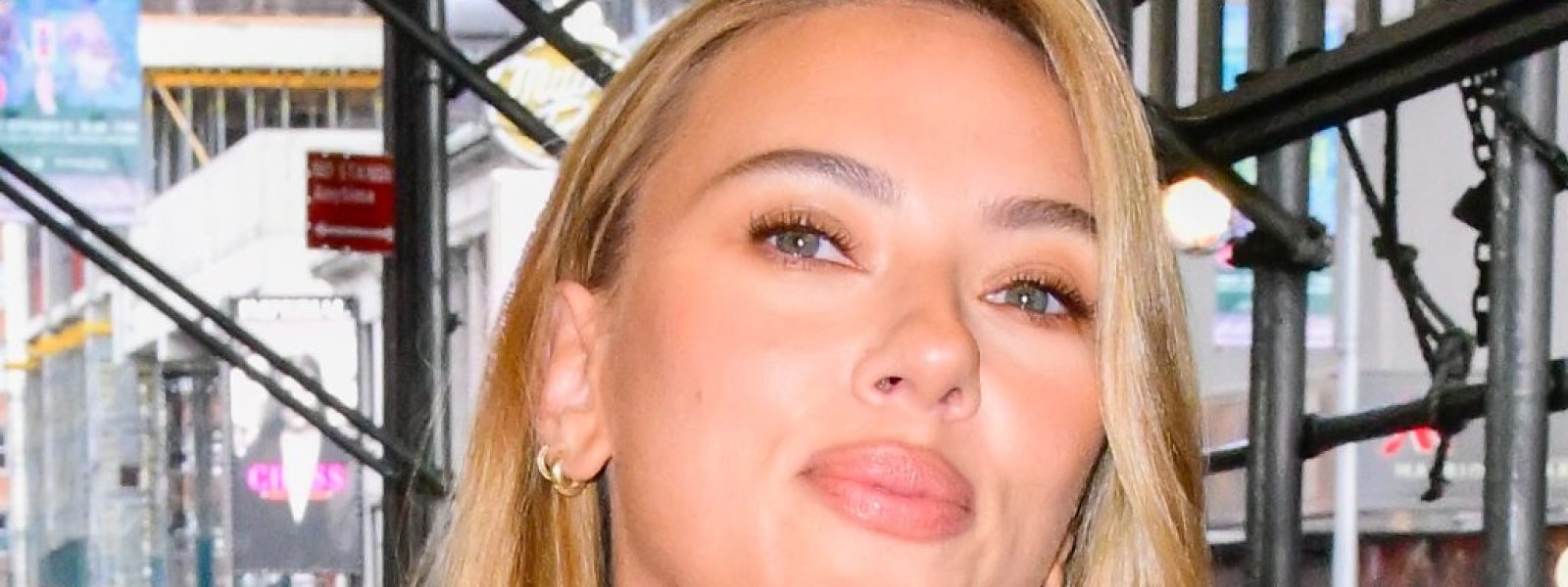 to-makigiaz-tis-Scarlett-Johansson Το μακιγιάζ της Scarlett Johansson είναι ο ορισμός του glamour για κάθε ξανθιά