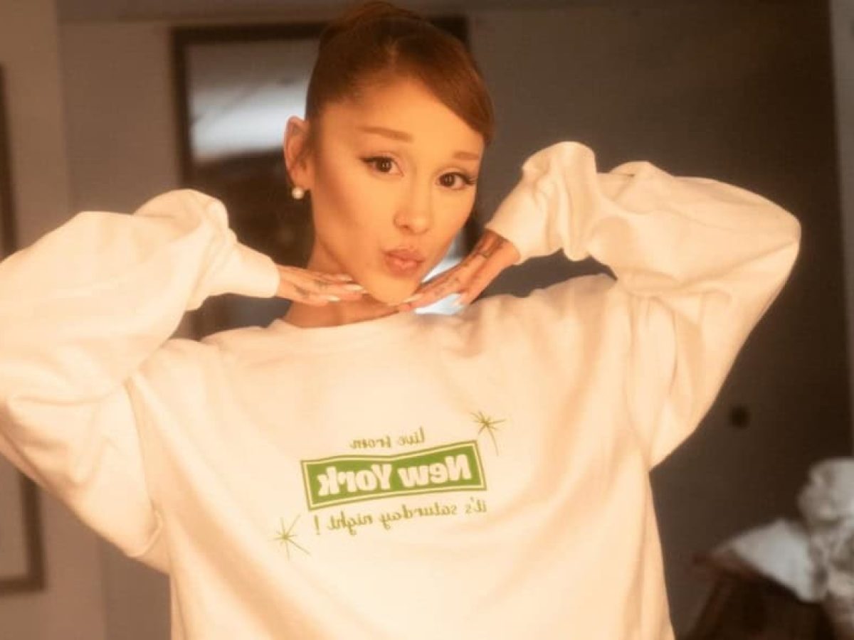 &Alpha;&gamma;&nu;ώ&rho;&iota;&sigma;&tau;&eta;, &eta; Ariana Grande &epsilon;&kappa;&pi;&lambda;ή&sigma;&sigma;&epsilon;&iota; &mu;&epsilon; έ&nu;&alpha; ultra-short &kappa;&omicron;ύ&rho;&epsilon;&mu;&alpha; &kappa;&alpha;&iota; &tau;&omicron;&lambda;&mu;&eta;&rho;ή micro-&phi;&rho;ά&nu;&tau;&zeta;&alpha;