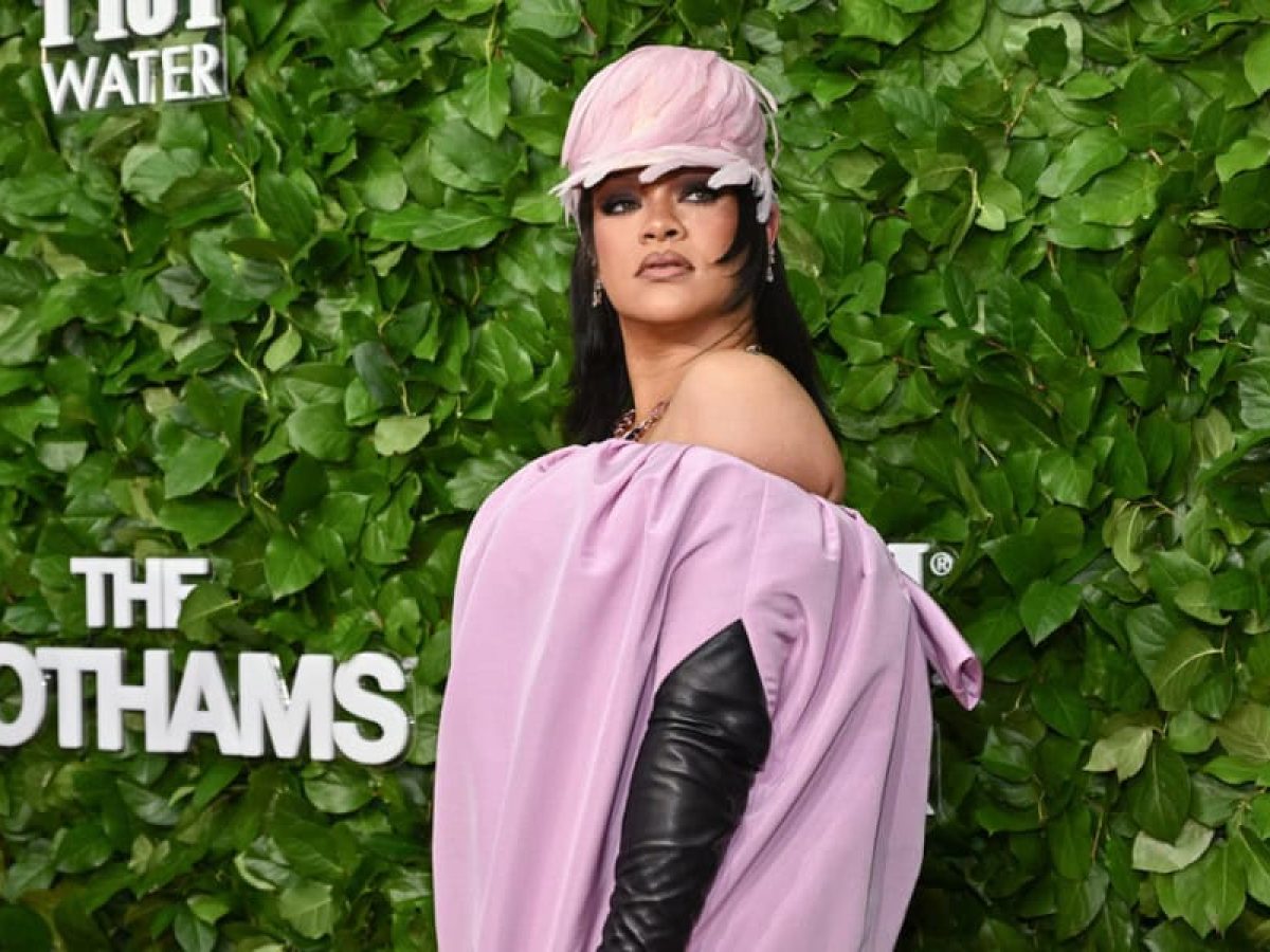 &Alpha;&theta;&lambda;&eta;&tau;&iota;&kappa;ή &phi;&omicron;ύ&sigma;&tau;&alpha; &kappa;&alpha;&iota; &gamma;ό&beta;&epsilon;&sigmaf;: &Tau;&omicron; chic sportswear combo &tau;&eta;&sigmaf; Rihanna &pi;&omicron;&upsilon; &mu;&alpha;&sigmaf; &epsilon;&mu;&pi;&nu;έ&epsilon;&iota;