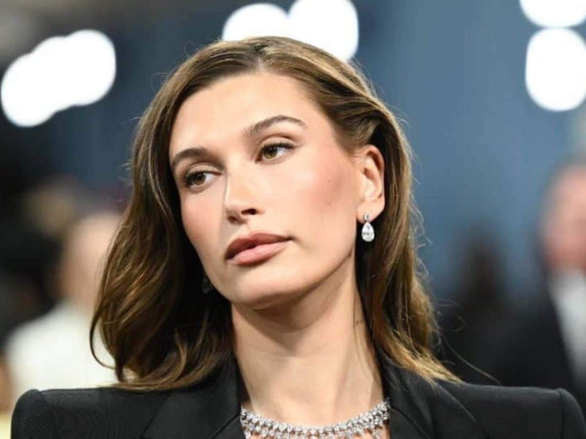 Celebrity hair: Μάθε πώς θα δημιουργήσεις μόνη σου το “Miss Honey” bob της Hailey Bieber