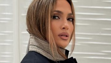 Holiday season: Η Jennifer Lopez υιοθετεί αυτό το αξεσουάρ μαλλιών που είναι ταυτόχρονα κομψό και νοσταλγικό