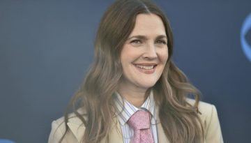 Χωρίς μακιγιάζ ή φίλτρα στο Instagram, η Drew Barrymore (για άλλη μια φορά) υπερασπίζεται το δικαίωμά της να γερνά φυσικά