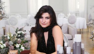 Δανάη Παππά: Mοιράζεται το απόλυτο holiday hair ritual για λεία, λαμπερά μαλλιά χωρίς φριζάρισμα