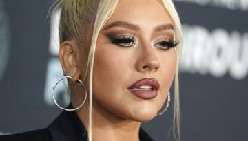 Η Christina Aguilera φόρεσε ένα γιορτινό μίνι για τα 45α γενέθλιά της