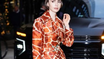 &Eta; Fendi &gamma;&iota;&omicron;&rho;&tau;ά&zeta;&epsilon;&iota; &tau;&eta;&nu; &pi;έ&mu;&pi;&tau;&eta; &sigma;&epsilon;&zeta;ό&nu; &tau;&omicron;&upsilon; Emily in Paris &mu;&epsilon; &mu;&iota;&alpha; &lambda;&alpha;&mu;&pi;&epsilon;&rho;ή capsule &sigma;&upsilon;&lambda;&lambda;&omicron;&gamma;ή