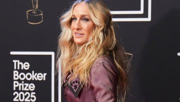 Η Sarah Jessica Parker εντυπωσίασε με ένα γιορτινό coquettecore φόρεμα