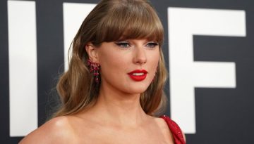 Η Taylor Swift μπαίνει στην Party Era με εντυπωσιακά κόκκινα χείλη και γιορτινά νύχια με glitter