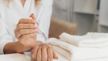 Πώς θα περιποιηθείτε τα νύχια σας αν δεν προλάβατε να κλείσετε ραντεβού σε salon για τις γιορτές