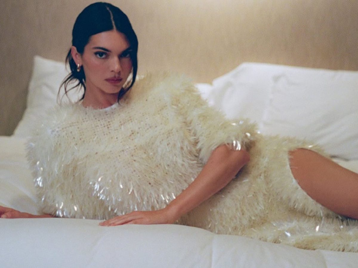 Σας λείπει η έμπνευση; Η Kendall Jenner παρουσιάζει το τέλειο μίνιμαλ μανικιούρ για τις γιορτές