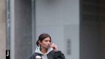 5 στιλάτα φούτερ που θα φορέσεις με κάθε πιθανό συνδυασμό – Ταιριάζουν μέχρι και με φούστα