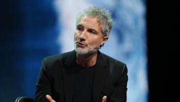 Bartolomeo Rongone: &Omicron; CEO &tau;&omicron;&upsilon; &omicron;ί&kappa;&omicron;&upsilon; Bottega Veneta &alpha;&pi;&omicron;&chi;&omega;&rho;&epsilon;ί &kappa;&alpha;&iota; &mu;&epsilon;&tau;&alpha;&kappa;&iota;&nu;&epsilon;ί&tau;&alpha;&iota; &sigma;&tau;&eta; Moncler