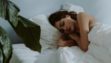 Beauty Sleep: &Tau;&omicron; &mu;&upsilon;&sigma;&tau;&iota;&kappa;ό &gamma;&iota;&alpha; &mu;ί&alpha; &upsilon;&gamma;&iota;ή &epsilon;&pi;&iota;&delta;&epsilon;&rho;&mu;ί&delta;&alpha; &xi;&epsilon;&kappa;&iota;&nu;ά &alpha;&pi;ό &tau;&omicron;&nu; ύ&pi;&nu;&omicron; &kappa;&alpha;&iota; &sigma;&upsilon;&nu;&epsilon;&chi;ί&zeta;&epsilon;&iota; &mu;&epsilon; &tau;&eta; &sigma;&omega;&sigma;&tau;ή &pi;&epsilon;&rho;&iota;&pi;&omicron;ί&eta;&sigma;&eta;