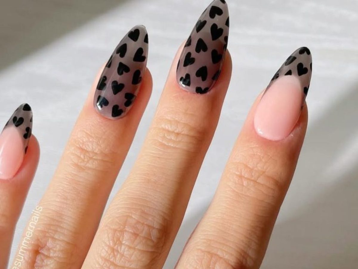 Black French mani: 5 nail designs που είναι έμπνευση