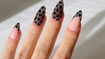 Black French mani: 5 nail designs που είναι έμπνευση