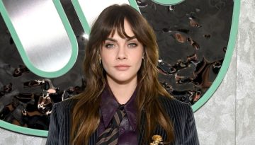 Cara Delevingne: &Gamma;&iota;&alpha; ά&lambda;&lambda;&eta; &mu;&iota;&alpha; &phi;&omicron;&rho;ά &pi;&epsilon;&iota;&rho;&alpha;&mu;&alpha;&tau;ί&zeta;&epsilon;&tau;&alpha;&iota; &mu;&epsilon; &tau;&alpha; &mu;&alpha;&lambda;&lambda;&iota;ά &tau;&eta;&sigmaf; &upsilon;&iota;&omicron;&theta;&epsilon;&tau;ώ&nu;&tau;&alpha;&sigmaf; &tau;&omicron; &alpha;&pi;ό&lambda;&upsilon;&tau;&omicron; boho hairstyle