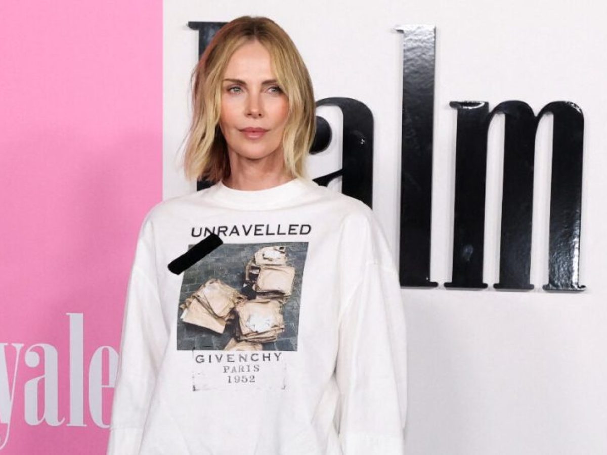 Casual look: Η Charlize Theron το έκανε τόσο σωστά που το πήγε… στο κόκκινο χαλί!