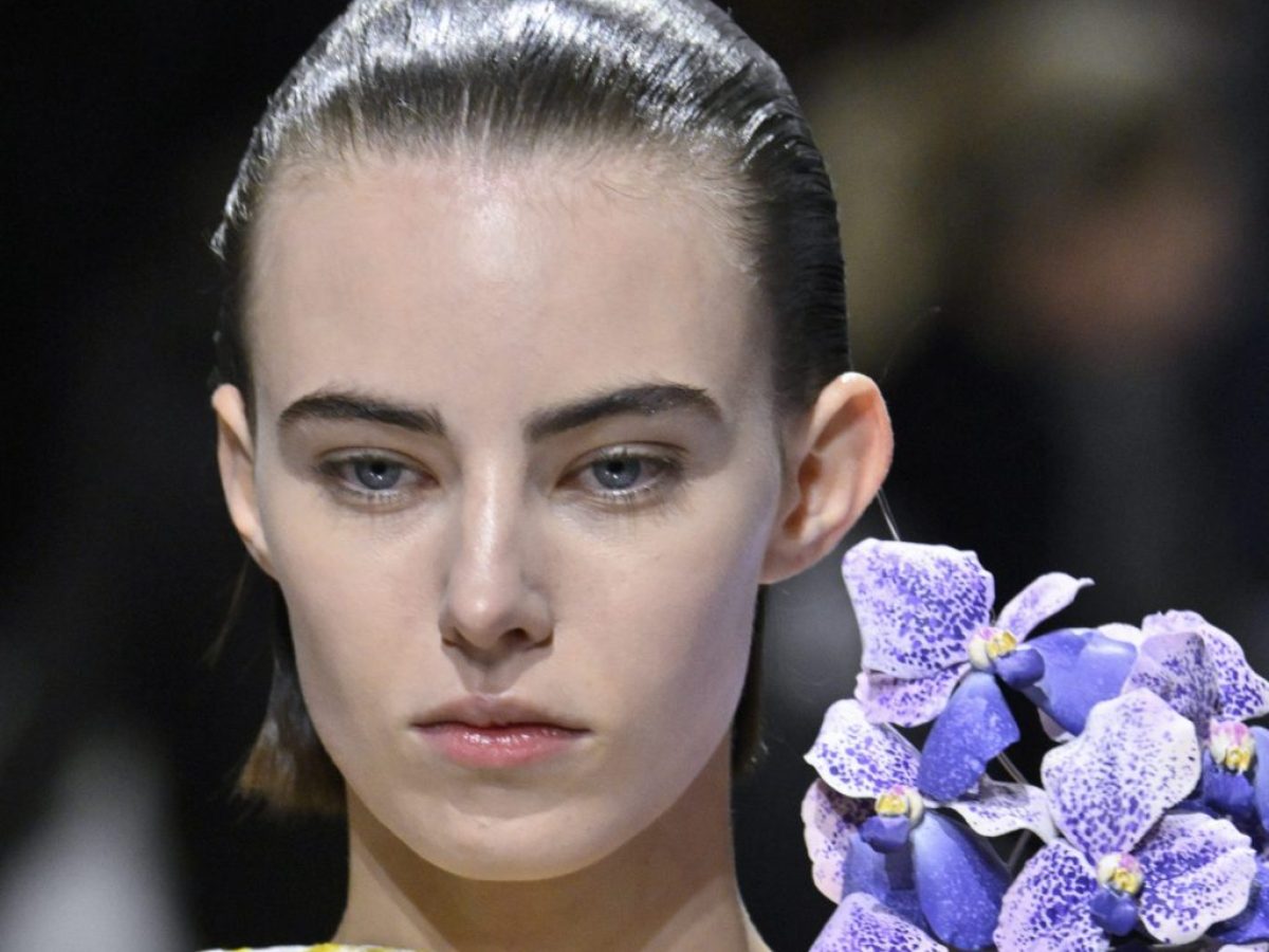 Dior: Δροσερή επιδερμίδα, άγρια λουλούδια στα μαλλιά: τα looks της πρώτης couture του Jonathan Anderson