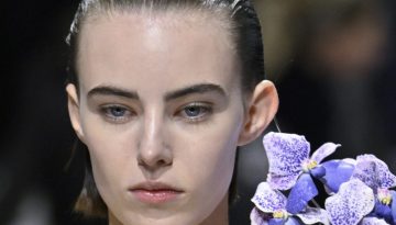Dior: Δροσερή επιδερμίδα, άγρια λουλούδια στα μαλλιά: τα looks της πρώτης couture του Jonathan Anderson