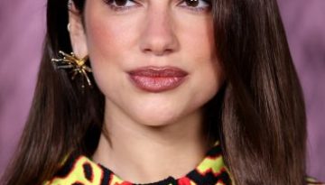 Dua Lipa: Το κραγιόν που απογείωσε το beauty look της στην τελευταία της εμφάνιση