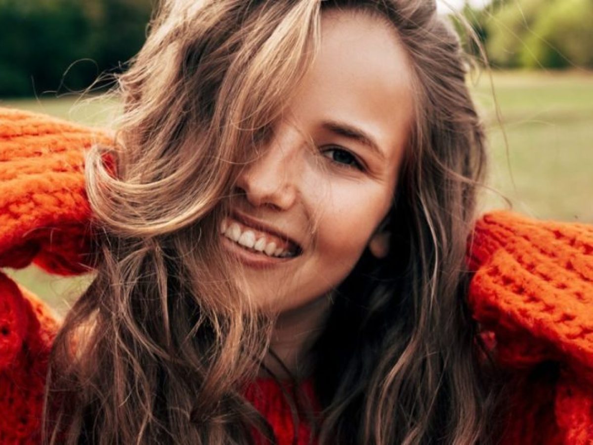 Eίσαι 20­+; Τότε βάλε στη ρουτίνα σου αυτές τις skincare συνήθειες!