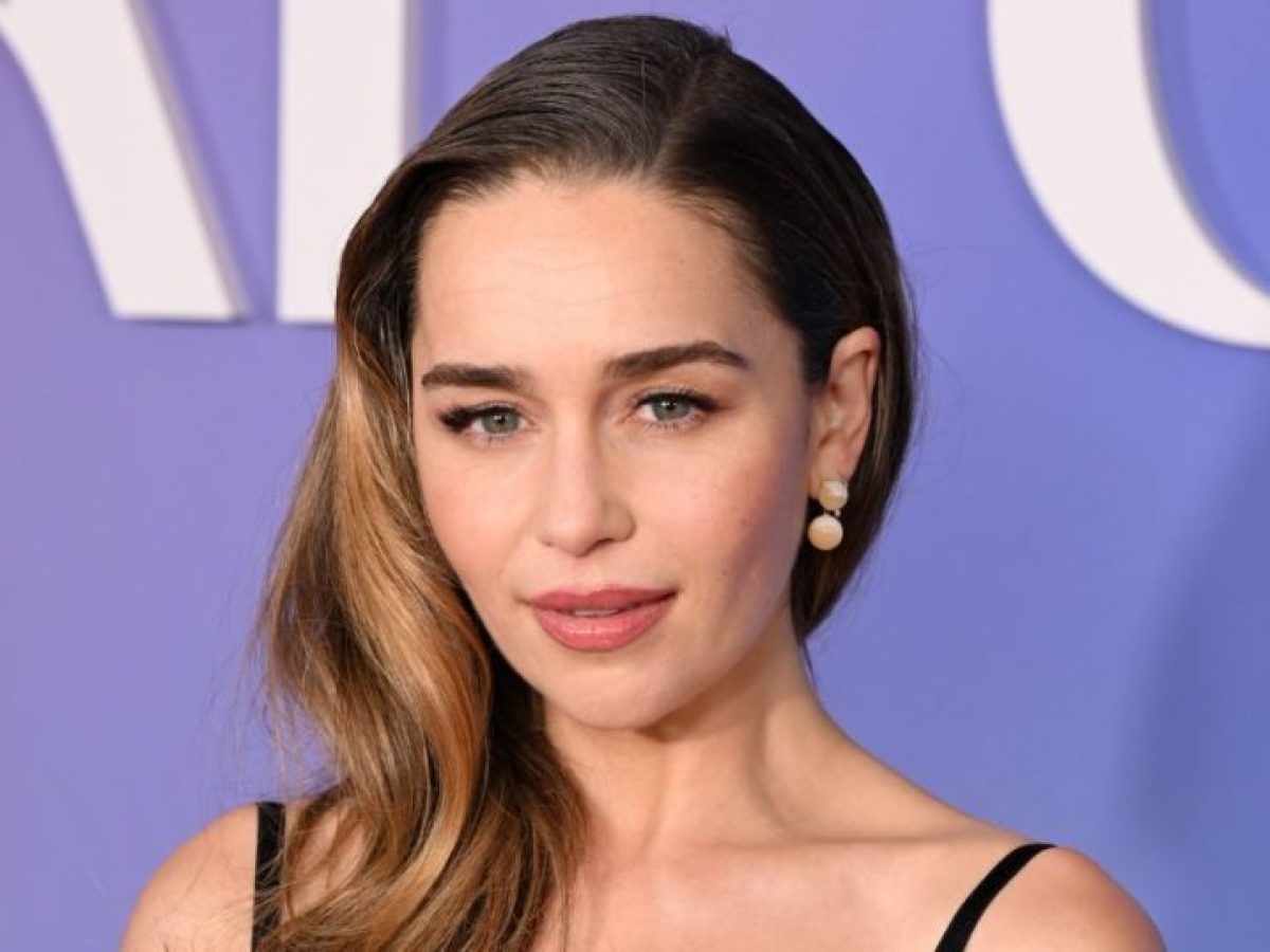 Emilia Clarke: Μας δείχνει τη λαμπερή εκδοχή του γήινου μακιγιάζ
