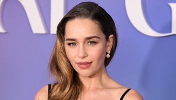 Emilia Clarke: &Mu;&alpha;&sigmaf; &delta;&epsilon;ί&chi;&nu;&epsilon;&iota; &tau;&eta; &lambda;&alpha;&mu;&pi;&epsilon;&rho;ή &epsilon;&kappa;&delta;&omicron;&chi;ή &tau;&omicron;&upsilon; &gamma;ή&iota;&nu;&omicron;&upsilon; &mu;&alpha;&kappa;&iota;&gamma;&iota;ά&zeta;