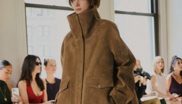 Funnel-neck coat: &Tau;&omicron; &nu;έ&omicron; &alpha;&gamma;&alpha;&pi;&eta;&mu;έ&nu;&omicron; &pi;&alpha;&nu;&omega;&phi;ό&rho;&iota; &tau;&eta;&sigmaf; &mu;ό&delta;&alpha;&sigmaf;