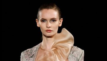 Giorgio Armani Privé ss26: To fresh μακιγιάζ ματιών με mint και ροδακινί πινελιές «φώτισε» την Couture συλλογή