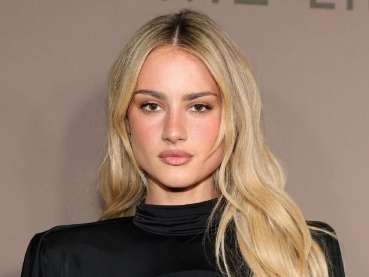 Grace Van Patten: Η πρωταγωνίστρια του «Tell me Lies» υιοθέτησε το «halo lips trend» με ένα φρέσκο μονοχρωματικό μακιγιάζ
