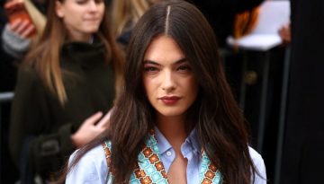 H Deva Cassel στο show του οίκου Dior με μονοχρωματικό μακιγιάζ που φωτίζει τη μουντή ατμόσφαιρα του χειμώνα