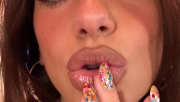 H Dua Lipa υποδέχεται τη νέα χρονιά με ένα manicure που θυμίζει confetti