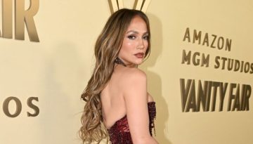 H Jennifer Lopez &mu;&alpha;&sigmaf; &delta;&epsilon;ί&chi;&nu;&epsilon;&iota; &tau;&eta;&nu; &pi;&iota;&omicron; smooth &epsilon;&kappa;&delta;&omicron;&chi;ή &tau;&omicron;&upsilon; red wine makeup trend!