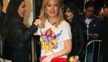 H Kate Hudson δείχνει πώς να φορέσουμε ένα Τ-shirt με στάμπα σε βραδινή έξοδο