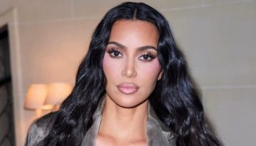 H Kim Kardashian φοράει το αξεσουάρ μαλλιών που αξίζει να αποκτήσεις αν αγαπάς τα retro hair looks