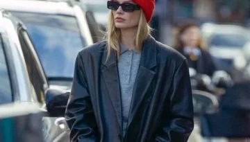 H Margot Robbie &sigma;&upsilon;&nu;&delta;ύ&alpha;&sigma;&epsilon; cigarette jeans &mu;&epsilon; &tau;&alpha; &pi;&iota;&omicron; &kappa;&lambda;&alpha;&sigma;&iota;&kappa;ά sneakers