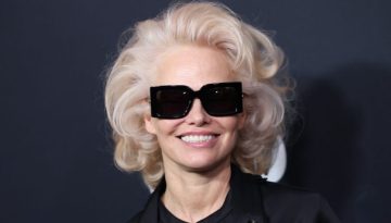 H Pamela Anderson &epsilon;&pi;έ&sigma;&tau;&rho;&epsilon;&psi;&epsilon; &sigma;&tau;&omicron; signature &xi;&alpha;&nu;&theta;ό &tau;&eta;&sigmaf; &pi;&omicron;&upsilon; &sigma;&upsilon;&nu;&delta;ύ&alpha;&sigma;&epsilon; &mu;&epsilon; 60&rsquo;s &epsilon;&nu;&tau;&upsilon;&pi;&omega;&sigma;&iota;&alpha;&kappa;ό &chi;&tau;έ&nu;&iota;&sigma;&mu;&alpha;