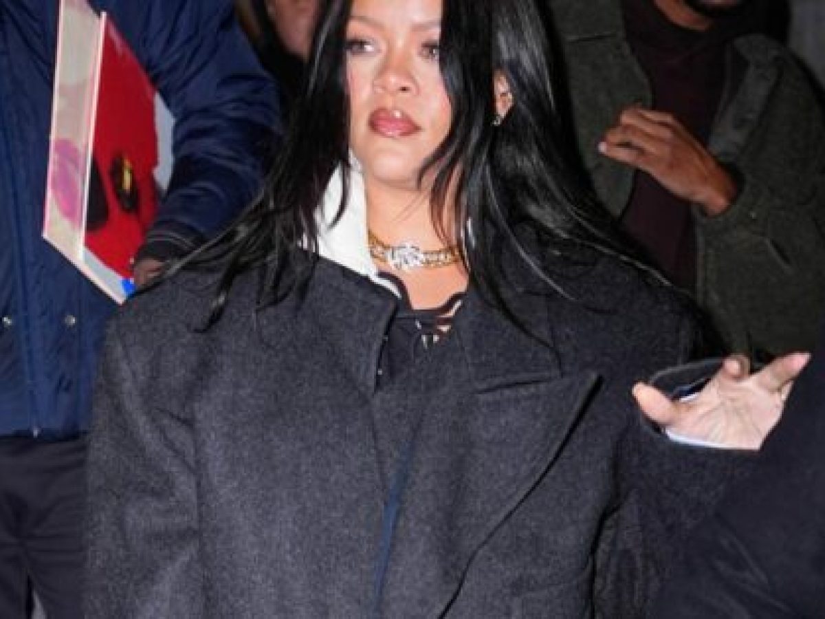 H Rihanna δείχνει πώς φοριούνται τα κολάν το 2026