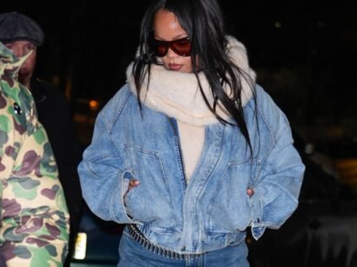 H Rihanna συμπλήρωσε το denim σύνολό της με tiger print γόβες