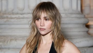H Suki Waterhouse εμφανίστηκε στο fashion show του οίκου Saint Laurent με το εμβληματικό boho hair look της