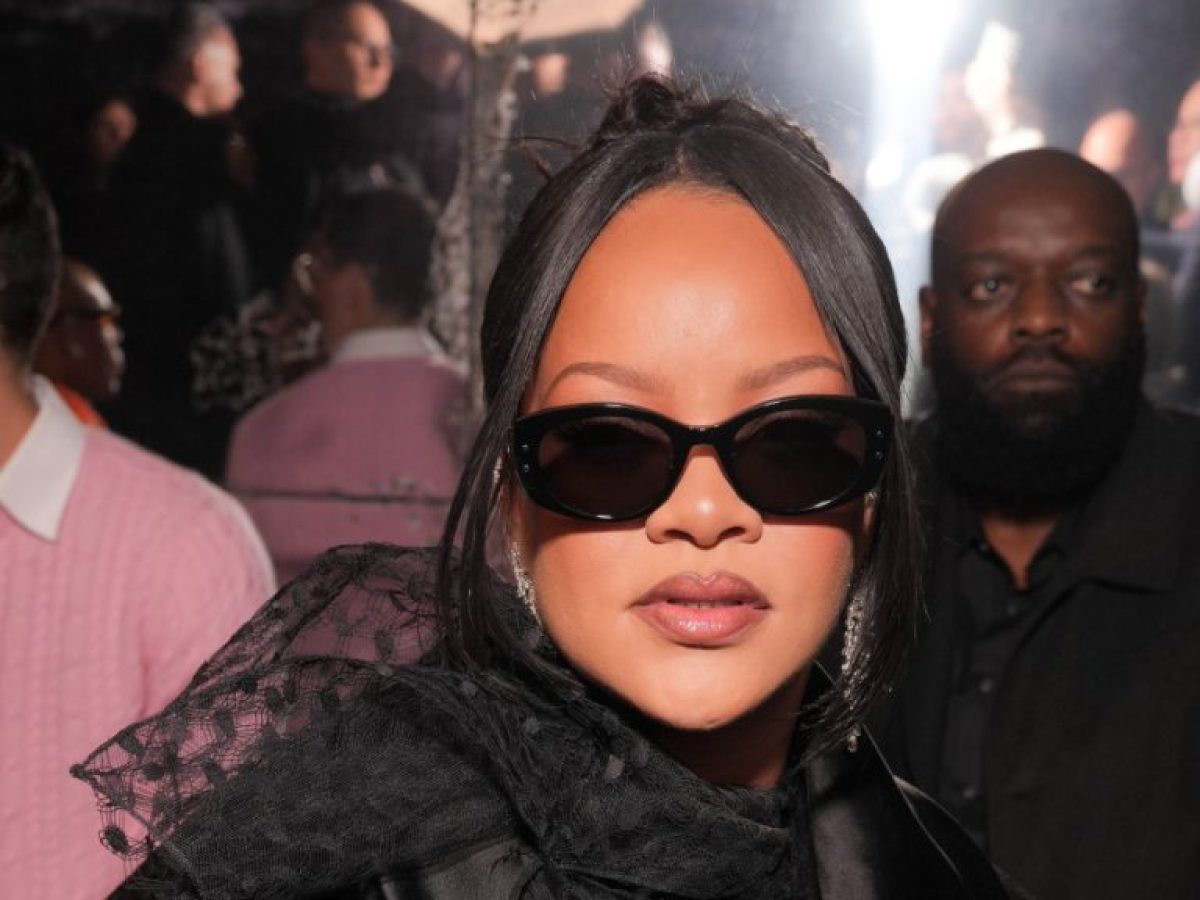 H iconic εμφάνιση της Ριάνα με total black Dior σύνολο στο ντεμπούτο του Τζόναθαν Άντερσον