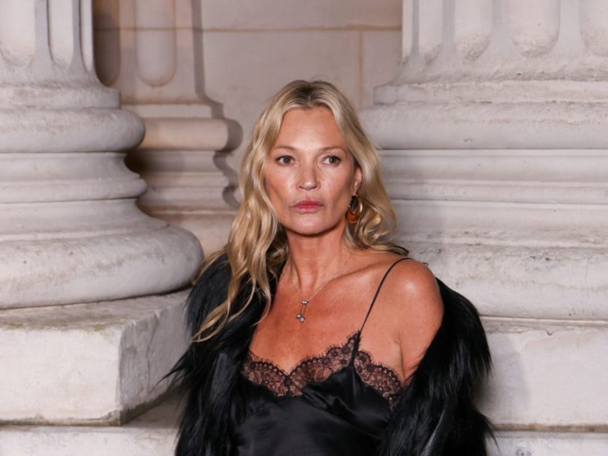 H Κέιτ Μος στο show του Saint Laurent απέδειξε γιατί θεωρείται super model – Το look με lingerie top και φούστα με βαθύ σκίσιμο