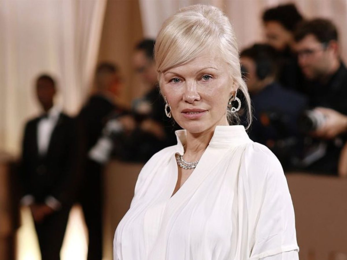 John Nollet: Ο hairstylist της Pamela Anderson αποκαλύπτει την έμπνευση πίσω από το look που «μάγεψε» το κόκκινο χαλί