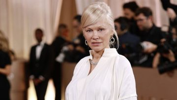 John Nollet: &Omicron; hairstylist &tau;&eta;&sigmaf; Pamela Anderson &alpha;&pi;&omicron;&kappa;&alpha;&lambda;ύ&pi;&tau;&epsilon;&iota; &tau;&eta;&nu; έ&mu;&pi;&nu;&epsilon;&upsilon;&sigma;&eta; &pi;ί&sigma;&omega; &alpha;&pi;ό &tau;&omicron; look &pi;&omicron;&upsilon; &laquo;&mu;ά&gamma;&epsilon;&psi;&epsilon;&raquo; &tau;&omicron; &kappa;ό&kappa;&kappa;&iota;&nu;&omicron; &chi;&alpha;&lambda;ί