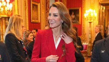 Kate Middleton: &Eta; &sigma;&upsilon;&mu;&beta;&omicron;&lambda;&iota;&kappa;ή &sigma;&eta;&mu;&alpha;&sigma;ί&alpha; &tau;&omicron;&upsilon; &phi;ί&nu;&omicron;&upsilon; &kappa;&omicron;&lambda;&iota;έ &tau;&eta;&sigmaf; &mu;&epsilon; &pi;έ&tau;&rho;&alpha; &gamma;&rho;&alpha;&nu;ά&tau;&eta;