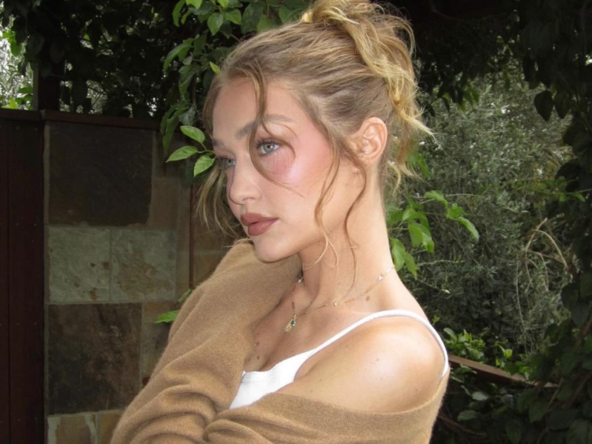 Matte Black Mini Bob: Το νέο look της Gigi Hadid είναι αυτό που λέμε πραγματική μεταμόρφωση μαλλιών