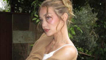 Matte Black Mini Bob: &Tau;&omicron; &nu;έ&omicron; look &tau;&eta;&sigmaf; Gigi Hadid &epsilon;ί&nu;&alpha;&iota; &alpha;&upsilon;&tau;ό &pi;&omicron;&upsilon; &lambda;έ&mu;&epsilon; &pi;&rho;&alpha;&gamma;&mu;&alpha;&tau;&iota;&kappa;ή &mu;&epsilon;&tau;&alpha;&mu;ό&rho;&phi;&omega;&sigma;&eta; &mu;&alpha;&lambda;&lambda;&iota;ώ&nu;