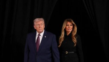 Melania Trump: &Lambda;&alpha;&mu;&pi;&epsilon;&rho;ή &pi;&rho;&epsilon;&mu;&iota;έ&rho;&alpha; &gamma;&iota;&alpha; &tau;&omicron; &nu;&tau;&omicron;&kappa;&iota;&mu;&alpha;&nu;&tau;έ&rho; &tau;&eta;&sigmaf; &mu;&epsilon; &tau;&omicron;&nu; &Nu;&tau;ό&nu;&alpha;&lambda;&nu;&tau; &Tau;&rho;&alpha;&mu;&pi; &sigma;&tau;&omicron; &pi;&lambda;&epsilon;&upsilon;&rho;ό &tau;&eta;&sigmaf; &ndash; &Omicron;&iota; &eta;&chi;&eta;&rho;έ&sigmaf; &alpha;&pi;&omicron;&upsilon;&sigma;ί&epsilon;&sigmaf;