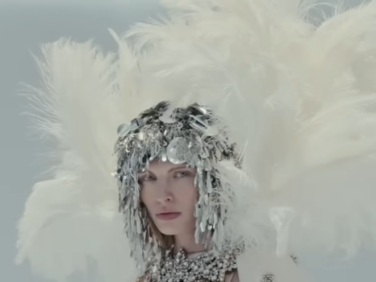 O &Alpha;&lambda;&epsilon;&sigma;ά&nu;&tau;&rho;&omicron; &Mu;&iota;&kappa;έ&lambda;&epsilon; &mu;&epsilon;&tau;έ&tau;&rho;&epsilon;&psi;&epsilon; &tau;&omicron; haute couture show &tau;&omicron;&upsilon; &sigma;&epsilon; έ&nu;&alpha; &kappa;&alpha;&theta;&eta;&lambda;&omega;&tau;&iota;&kappa;ό &tau;&alpha;&xi;ί&delta;&iota; &sigma;&tau;&omicron;&nu; &chi;ώ&rho;&omicron; &tau;&eta;&sigmaf; &pi;&alpha;&rho;ά&sigma;&tau;&alpha;&sigma;&eta;&sigmaf;