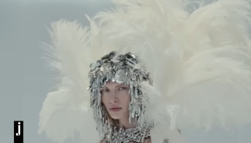 O &Alpha;&lambda;&epsilon;&sigma;ά&nu;&tau;&rho;&omicron; &Mu;&iota;&kappa;έ&lambda;&epsilon; &mu;&epsilon;&tau;έ&tau;&rho;&epsilon;&psi;&epsilon; &tau;&omicron; haute couture show &tau;&omicron;&upsilon; &sigma;&epsilon; έ&nu;&alpha; &kappa;&alpha;&theta;&eta;&lambda;&omega;&tau;&iota;&kappa;ό &tau;&alpha;&xi;ί&delta;&iota; &sigma;&tau;&omicron;&nu; &chi;ώ&rho;&omicron; &tau;&eta;&sigmaf; &pi;&alpha;&rho;ά&sigma;&tau;&alpha;&sigma;&eta;&sigmaf;